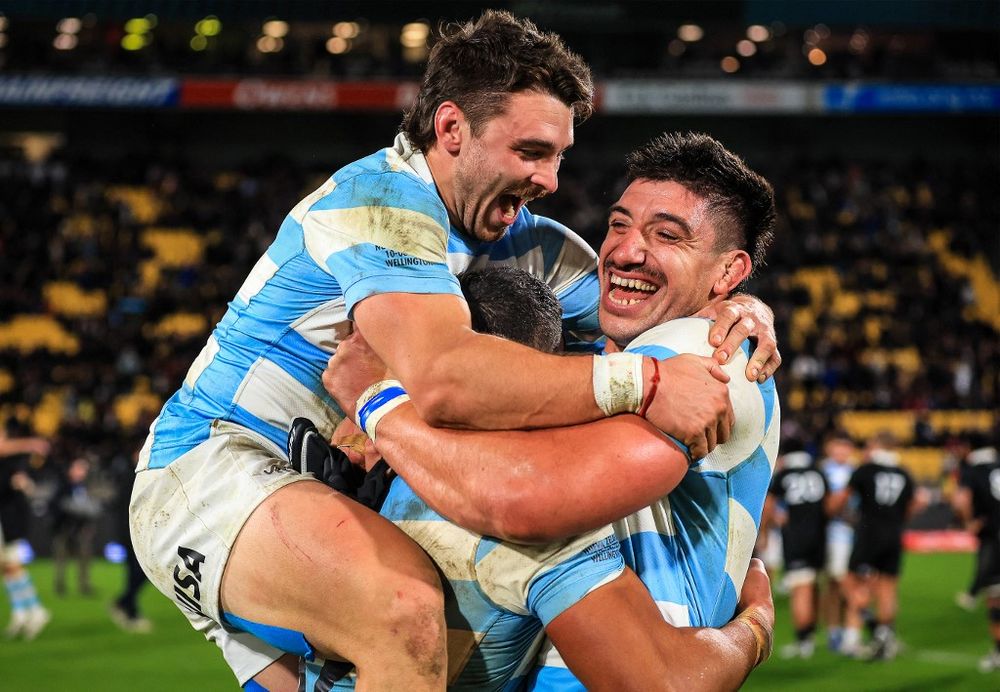 Festejo de Los Pumas ante los All Blacks: Mateo Carreras y Tomas Lavanini