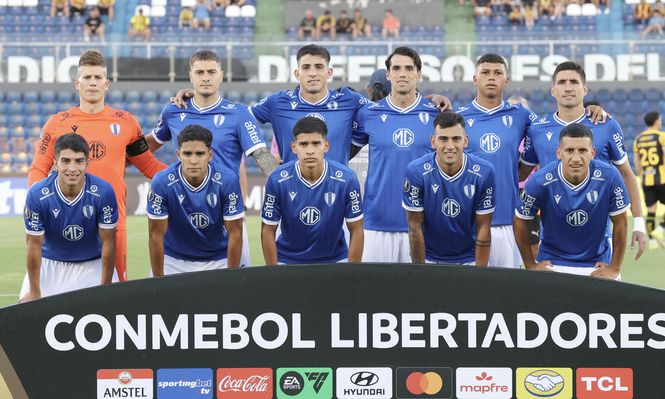 Jugadores de Juventud forman en el partido de la Copa Libertadores ante Guaraní