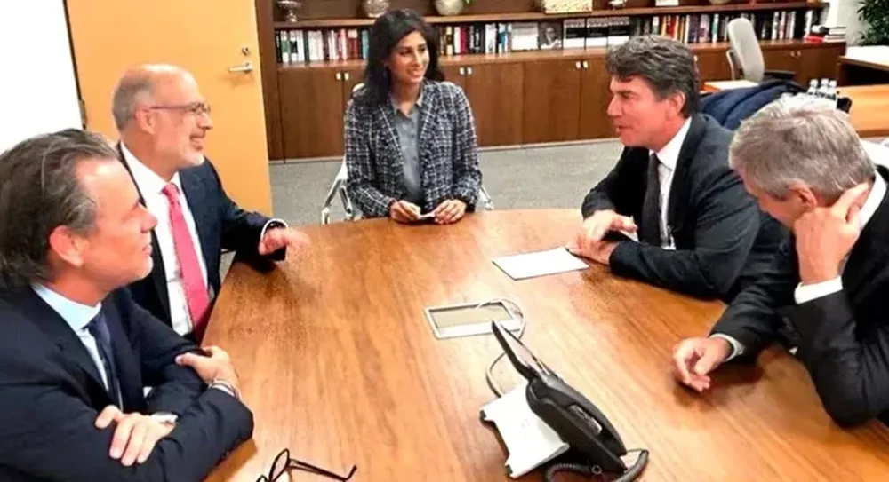 Caputo junto a los funcionarios del FMI