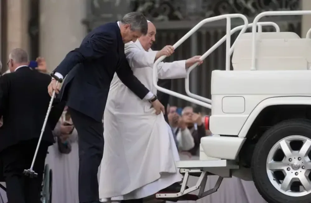 El Papa no pudo subir al papamóvil y tuvo que irse en silla de ruedas
