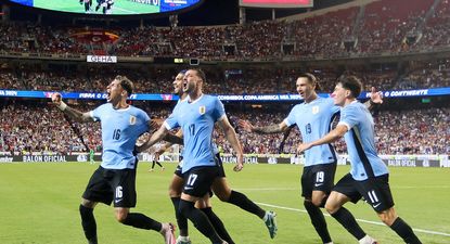 Los jugadores de la selección de Uruguay festejan el gol