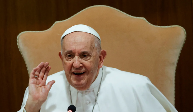 Durante el período de luto establecido por el Gobierno por el fallecimiento del Papa Francisco, la bandera nacional permanecerá a media asta en todos los edificios públicos.