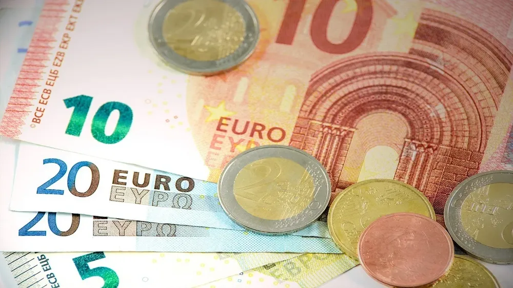 El euro cae por el posible freno de las subas de interés.