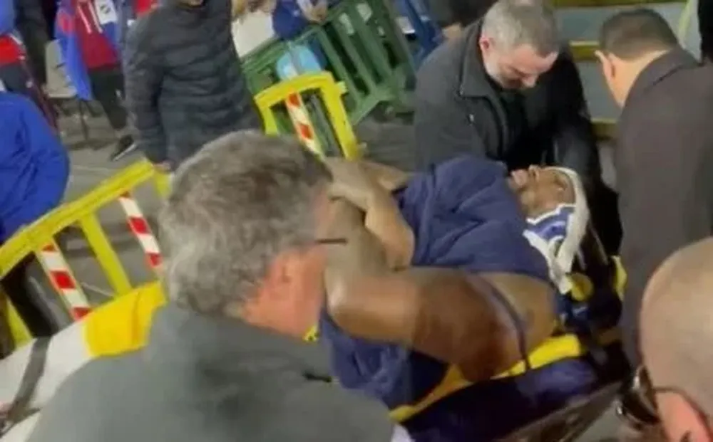 Hassell llevado del Palacio Peñarol