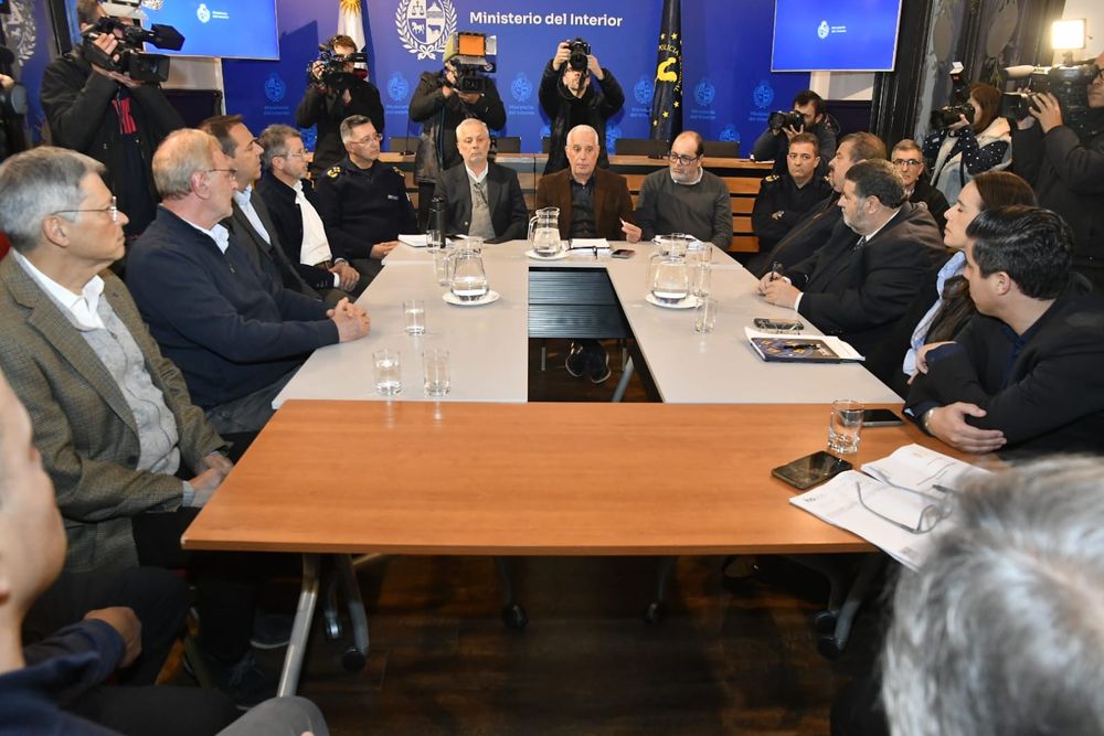 El ministro del Interior, Carlos Negro, recibió a los representantes de Nacional, Ricardo Vairo, Flavio Perchman y Enrique Campos, Peñarol, Eduardo Zaidensztat e Ignacio Ruglio, y de la AUF, Victoria Díaz, Matías Pérez y Sergio Pérez Lauro, tras el violento clásico del domingo por la final del Intermedio El ministro del Interior, Carlos Negro, recibió a los representantes de Nacional, Ricardo Vairo, Flavio Perchman y Enrique Campos, Peñarol, Eduardo Zaidensztat e Ignacio Ruglio, y de la AUF, Victoria Díaz, Matías Pérez y Sergio Pérez Lauro, tras el violento clásico del domingo por la final del Intermedio