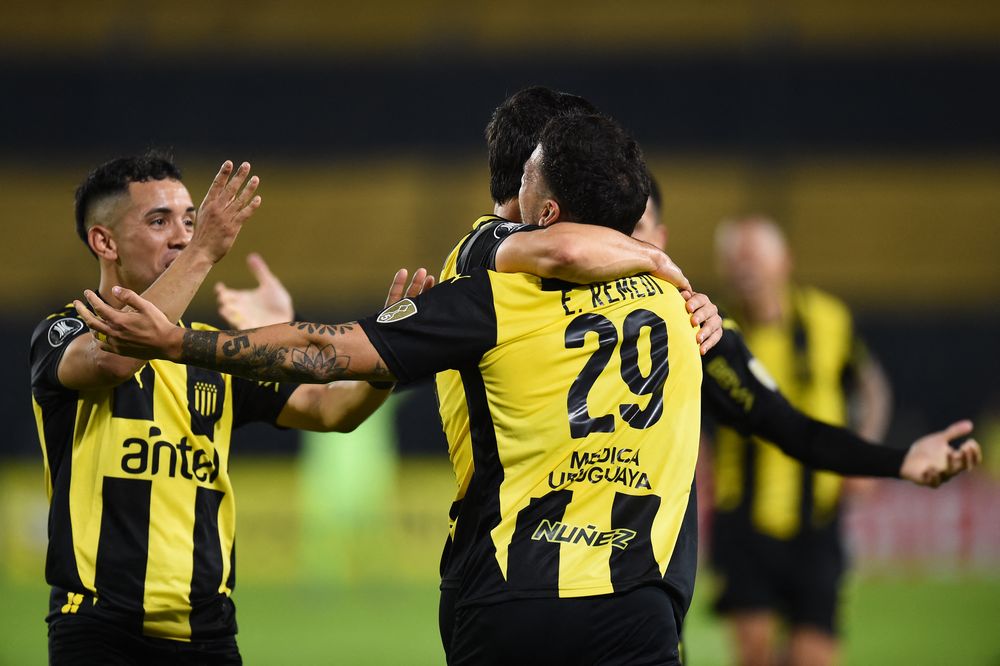 Eric Remedi de Peñarol celebra su golazo con Leonardo Fernández ante Olimpia por Copa Libertadores Eric Remedi de Peñarol celebra su golazo con Leonardo Fernández ante Olimpia por Copa Libertadores