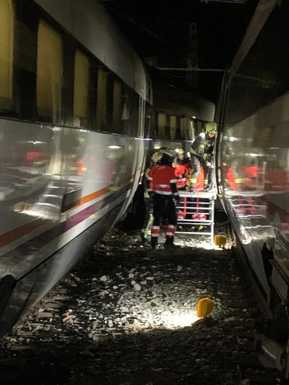 Evacuados los pasajeros tras un choque de dos trenes en los túneles de El Chorro, en Álora.