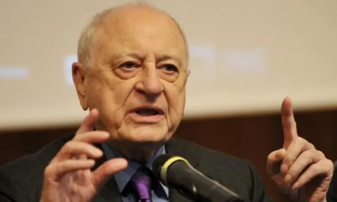 Pierre Bergé, que fue pareja del diseñador Yves Saint Laurent, durante el anuncio de la subasta