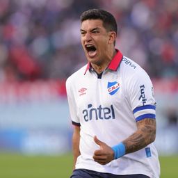Diego Polenta celebra el gol de penal decisivo para Nacional ante Peñarol que les dio el título del Torneo Intermedio Diego Polenta celebra el gol de penal decisivo para Nacional ante Peñarol que les dio el título del Torneo Intermedio