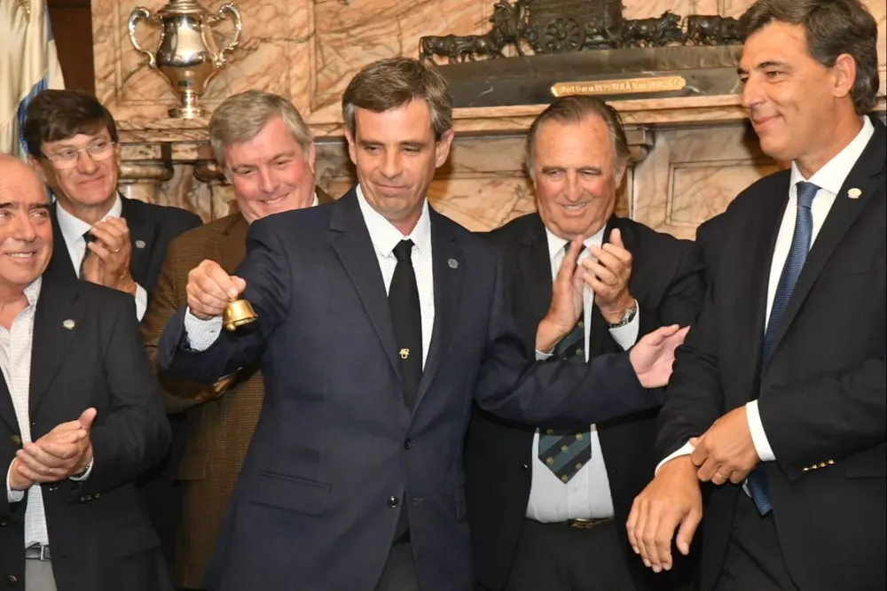 El nuevo presidente con su campanilla.