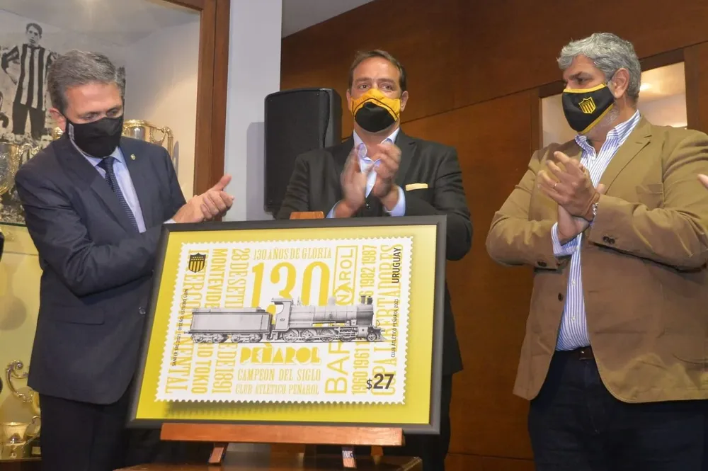 El presidente del Correo Uruguayo, Rafael Navarrine, el presidente de Peñarol, Ignacio Ruglio y el secretario general, Evaristo González