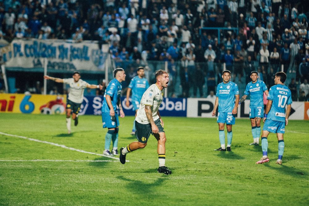 Federico Gino festeja su gol contra Atlético Tucumán