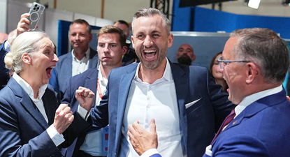 El ganador en Alta Sajonia, Ulrich Siegmund, y la líder del derechista AfD, Alice Weidel, celebran la victoria.
