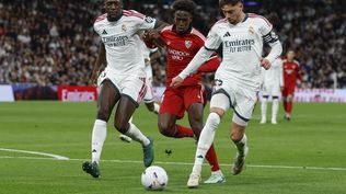 Fede Valverde (d) lucha con Félix Correia (c), del Sevilla, durante el partido de la jornada 9 de LaLiga entre el Real Madrid y el Sevilla