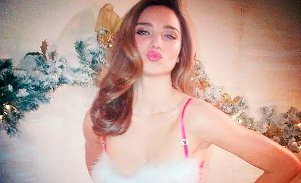 La modelo Miranda Kerr despuntó el vicio twittero regalando una sexy foto navideña