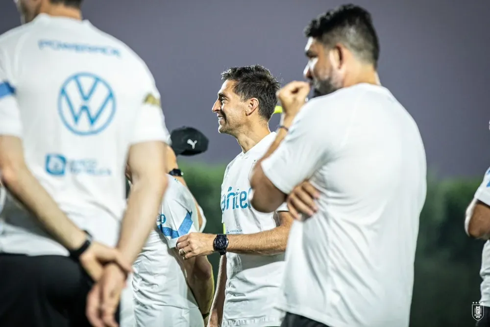 Diego Alonso habló a su llegada a Doha, Qatar, este sábado en la madrugada uruguaya