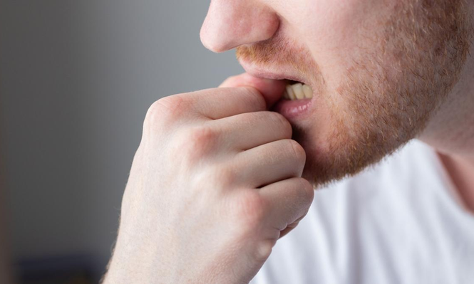 Qué significa comerse las uñas, según la psicología