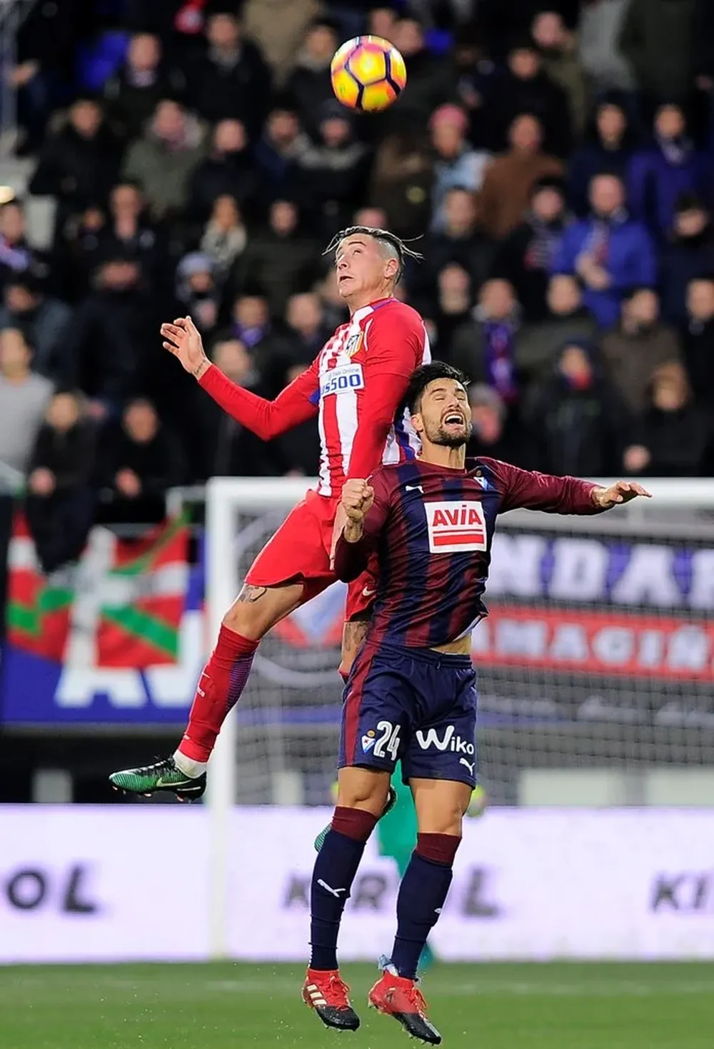 José María Giménez, volvió a la titularidad ante Eibar, pero como volante