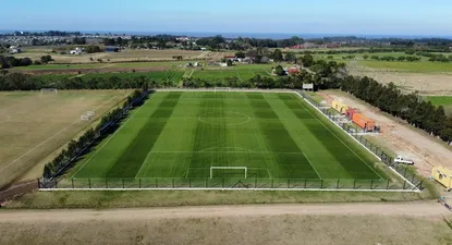 Cancha de juveniles de Liverpool en su complejo deportivo La República