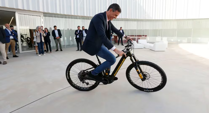 Pedro Sánchez, durante una visita a las instalaciones de una fábrica de bicicletas.