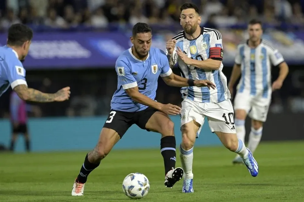 Cáceres corta el camino a Messi