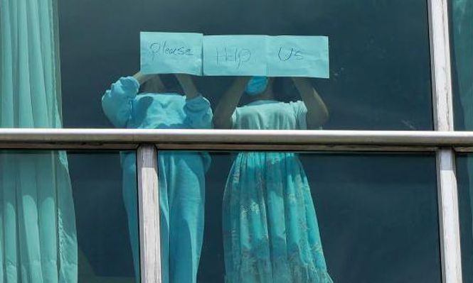 Dos niñas migrantes deportadas desde EE.UU. piden ayuda desde un hotel en Ciudad de Panamá.