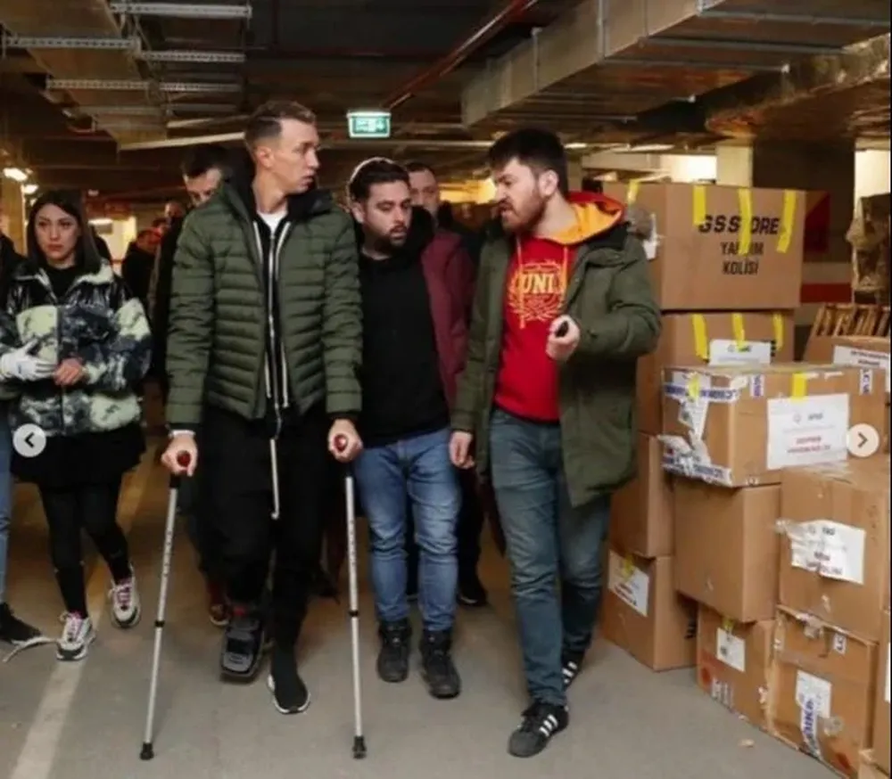 Fernando Muslera en tareas de ayuda tras el terremoto en Turquía