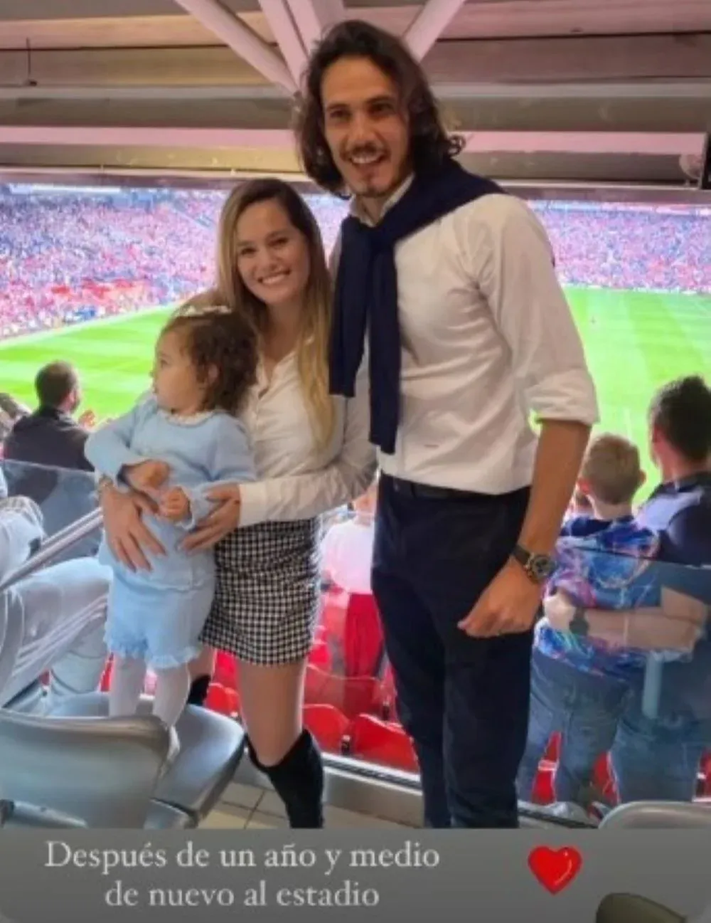 Edinson Cavani junto a su esposa y uno de sus hijos en la tribuna de Old Trafford para ver a Manchester United