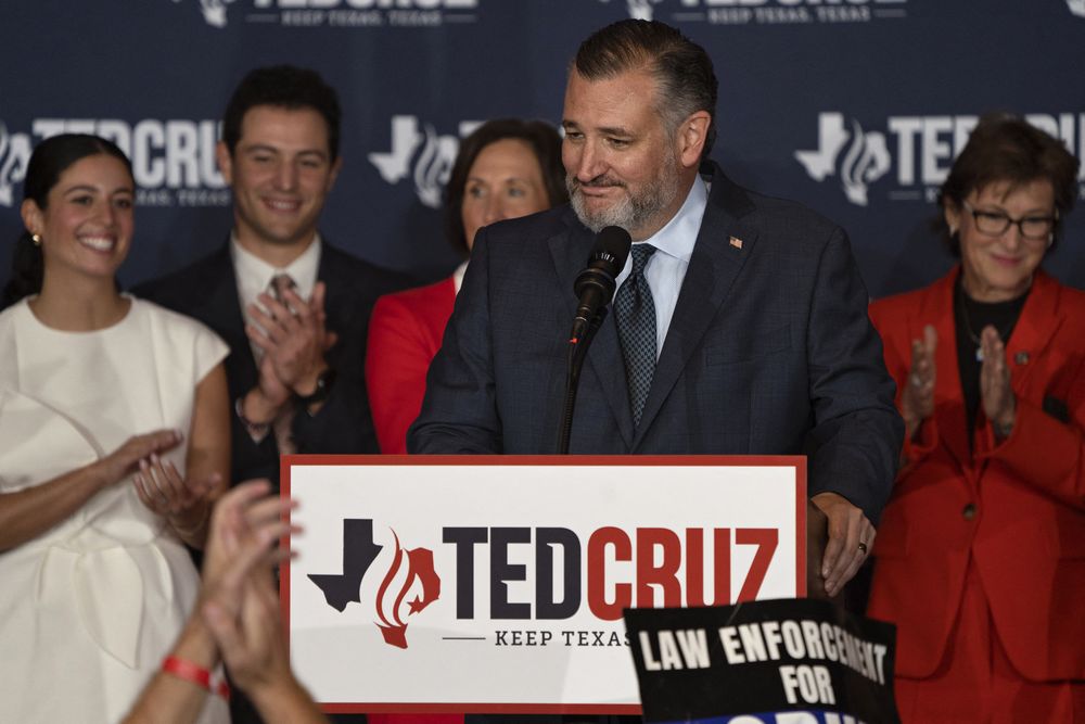 Después de ganar la reelección, el senador estadounidense Ted Cruz habla con sus partidarios en su fiesta de observación electoral en el Marriott Marquis el 5 de noviembre de 2024 en Houston, Texas.