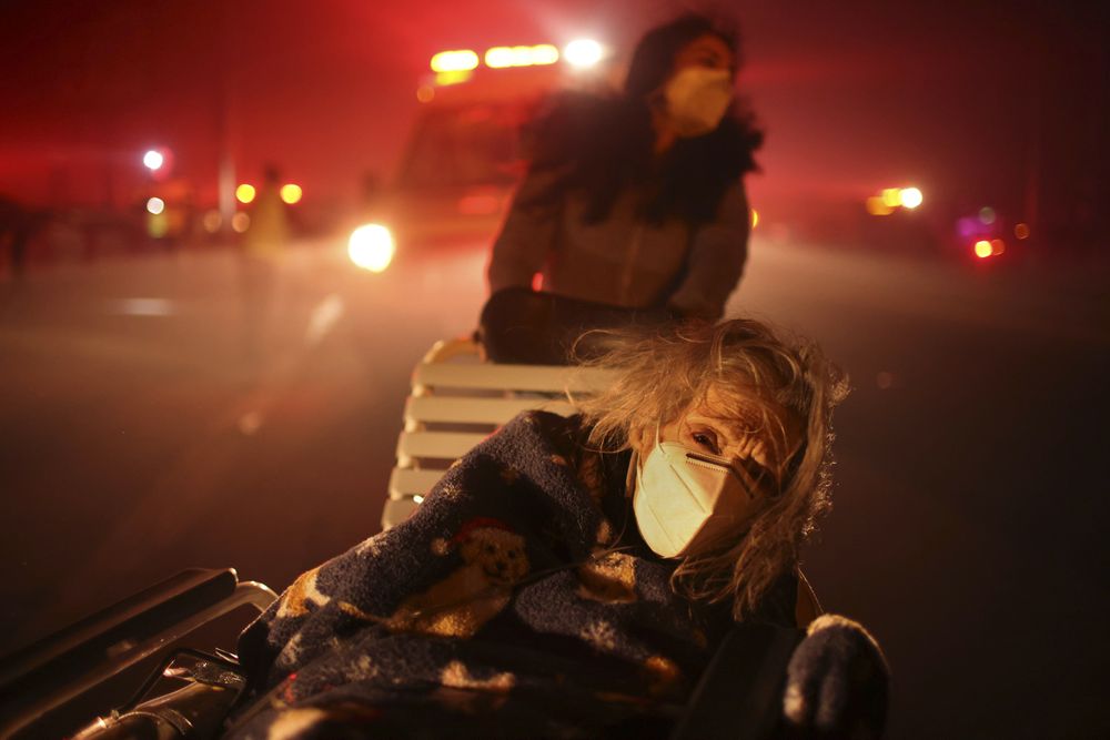 Personal de una residencia de ancianos tuvo que sacar a decenas de internos en sillas de ruedas y camas de hospital hasta un estacionamiento cercano cerca de Altadena