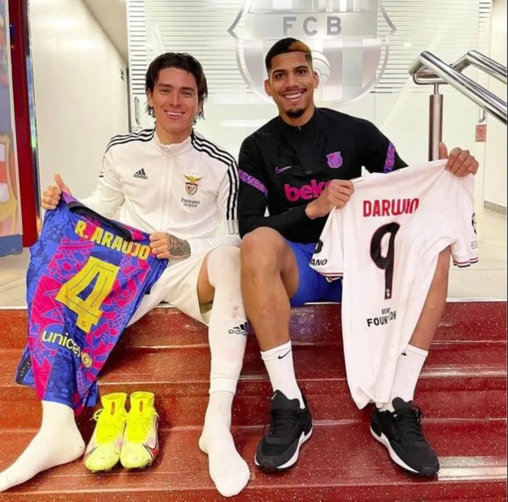 el encuentro de Darwin Núñez y Ronald Araújo en el túnel del Camp Nou