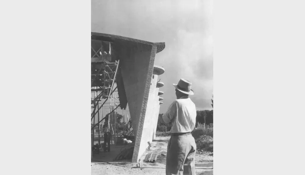 Eladio Dieste contempla la construcción de la iglesia de Atlántida, en 1959.