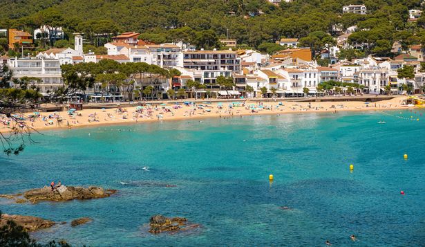 Conecta con la naturaleza y la cultura local visitando las impresionantes playas de Cataluña, fácilmente accesibles por tren para disfrutar un verano caluroso en España.