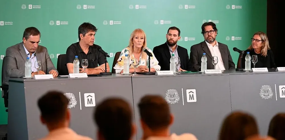 Cosse en una actividad de la Intendencia de Montevideo