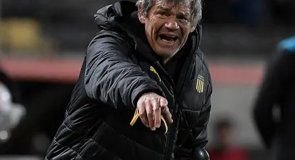 Mario Saralegui dirigiendo a Peñarol