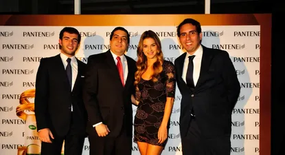 El marketing manager de P&G, Alfredo Manzur, el comercial manager de P&G,Carlos Cohen, MArcela Kloosterboer y el hair care brand managerpara Latinoamérica de Pantene,Erick Flores