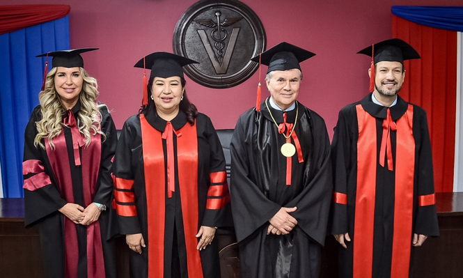 Manuel Otero recibió una distinción relevante. En la foto, la decana de la Facultad de Ciencias Veterinarias de la UNA, Viviana Ríos; la Rectora de esta casa de estudios, Zully Veras; el Director General del IICA, Manuel Otero; y el ingeniero químico, Secretario General de la Universidad, Cristian Cantero.