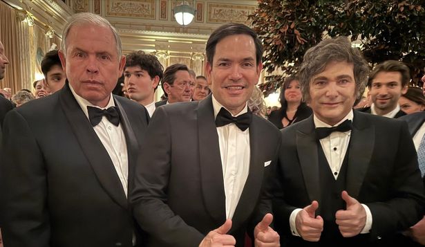 Rubio y Milei sonriendo y levantando los pulgares, en un gesto característico del presidente argentino.