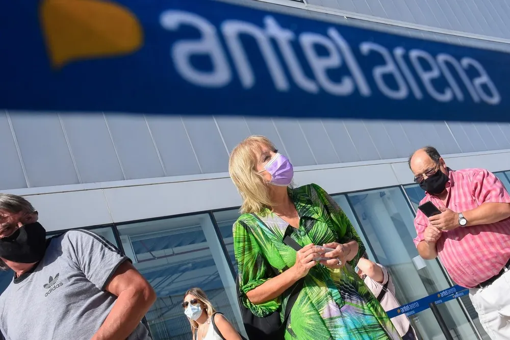 Cosse en una fila para vacunarse en el Antel Arena