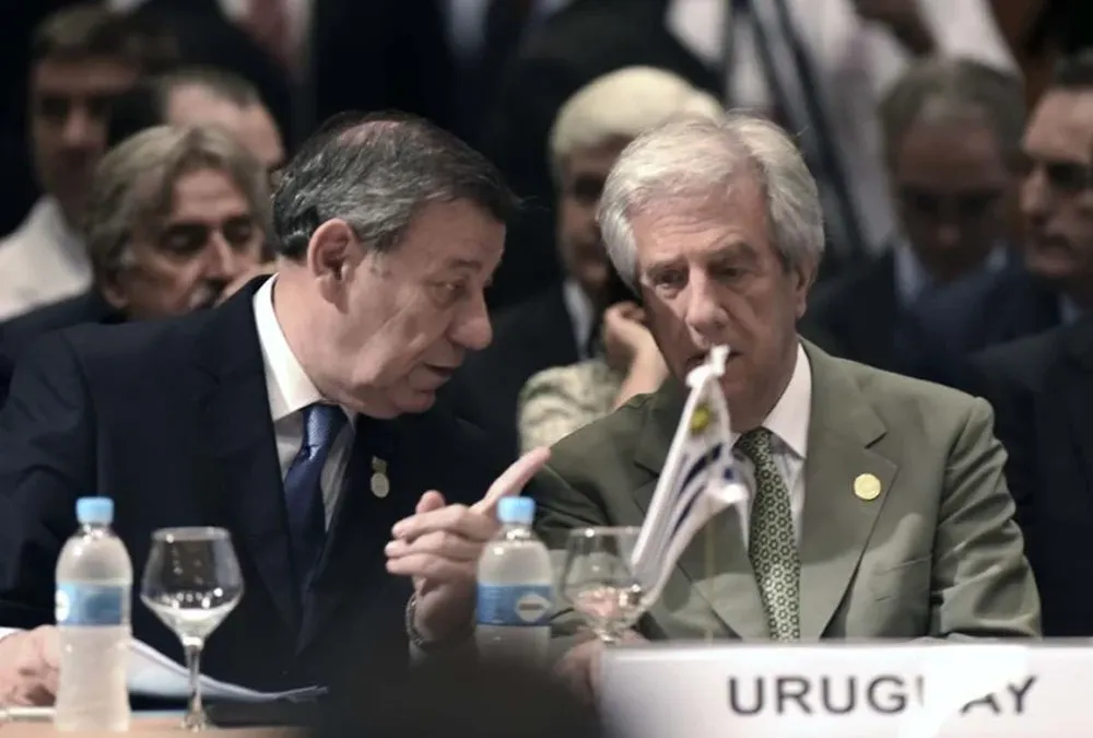 El ministro de Relaciones Exteriores, Rodolfo Nin Novoa, se comunicó con los cancilleres del bloque. AFP