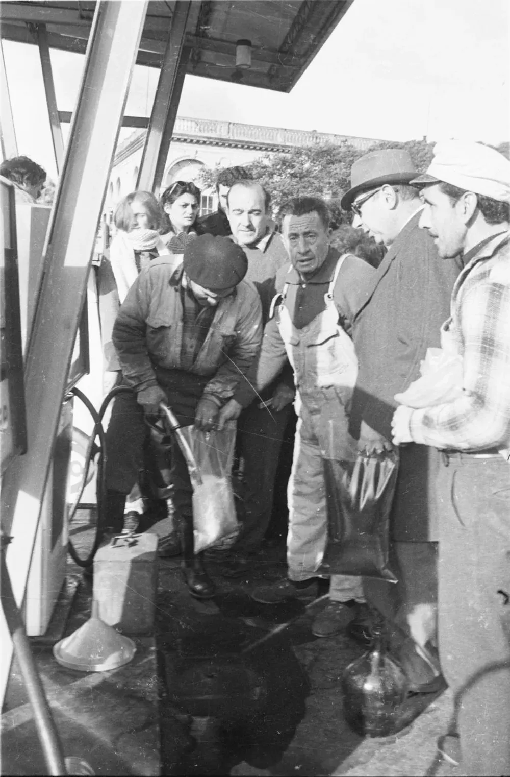 Fila para comprar queroseno en una estación de servicio de Tres Cruces a principio de los años 70