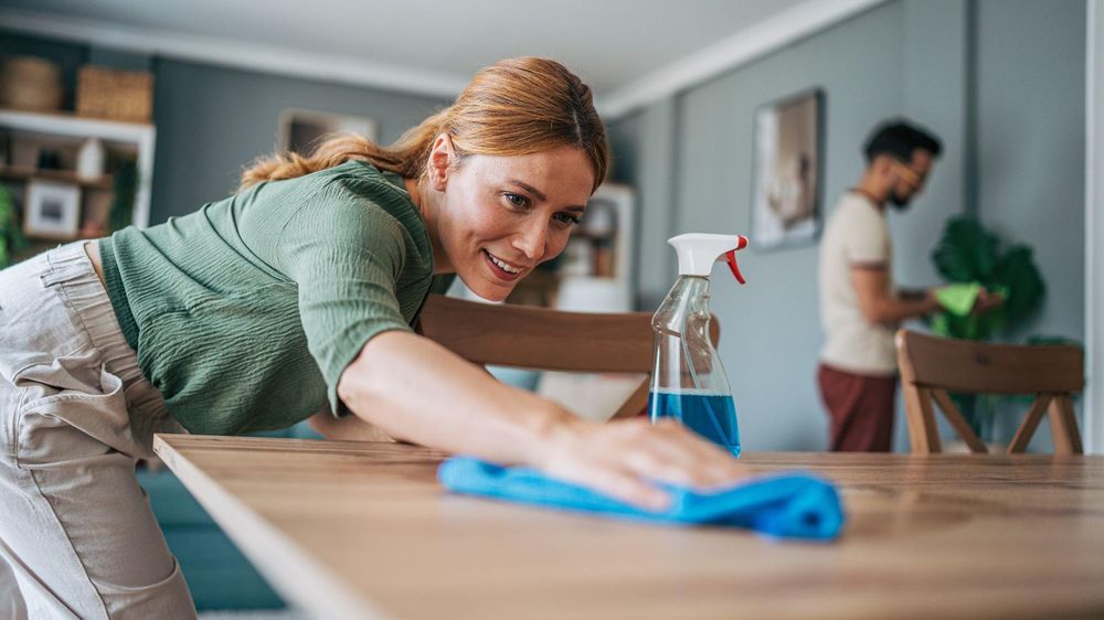 Limpiar la casa, por ejemplo, puede ser una forma de ejercicio suave.