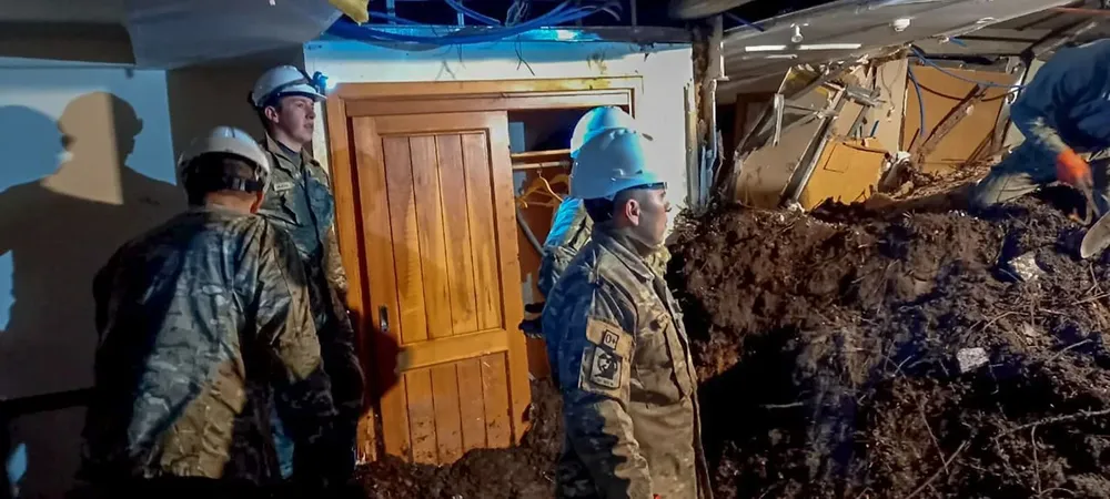 Trabajos en el Hotel Bustillo tras el alud de barro que causó la muerte de tres turistas uruguayos