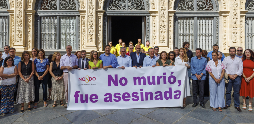 El alcalde de Sevilla, José Luis Sanz, junto a miembros de la Corporación Municipal, durante el minuto de silencio convocado en repulsa por el asesinato machista de Pino Montano