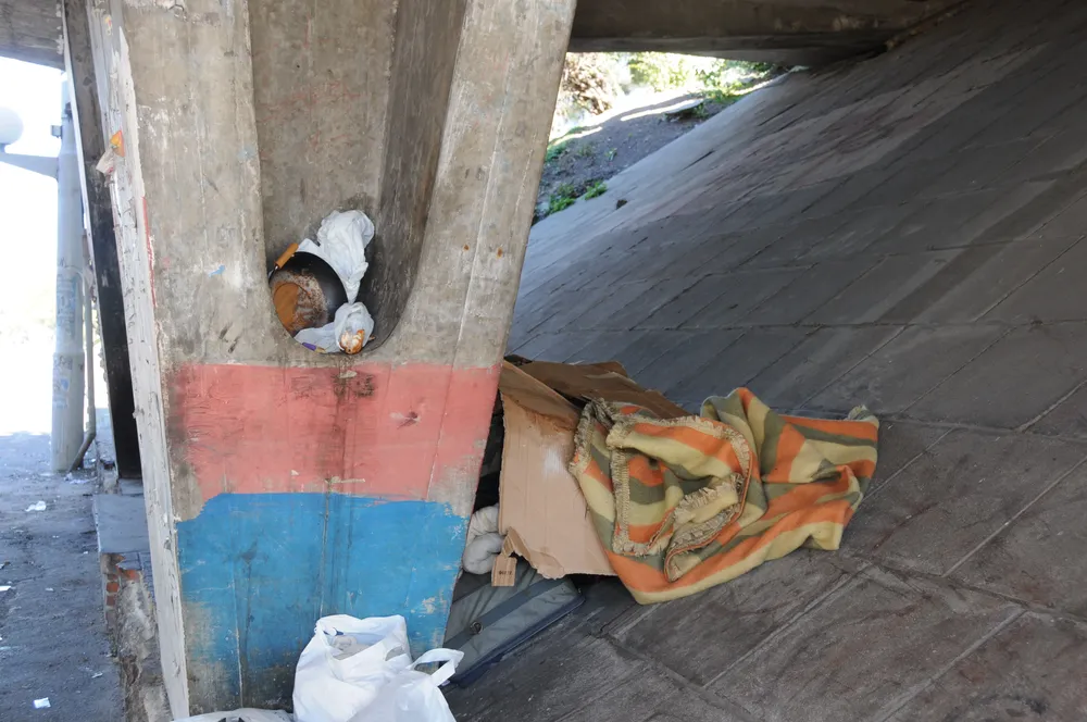 Pertenencias de indigentes en Puente Sarmiento.