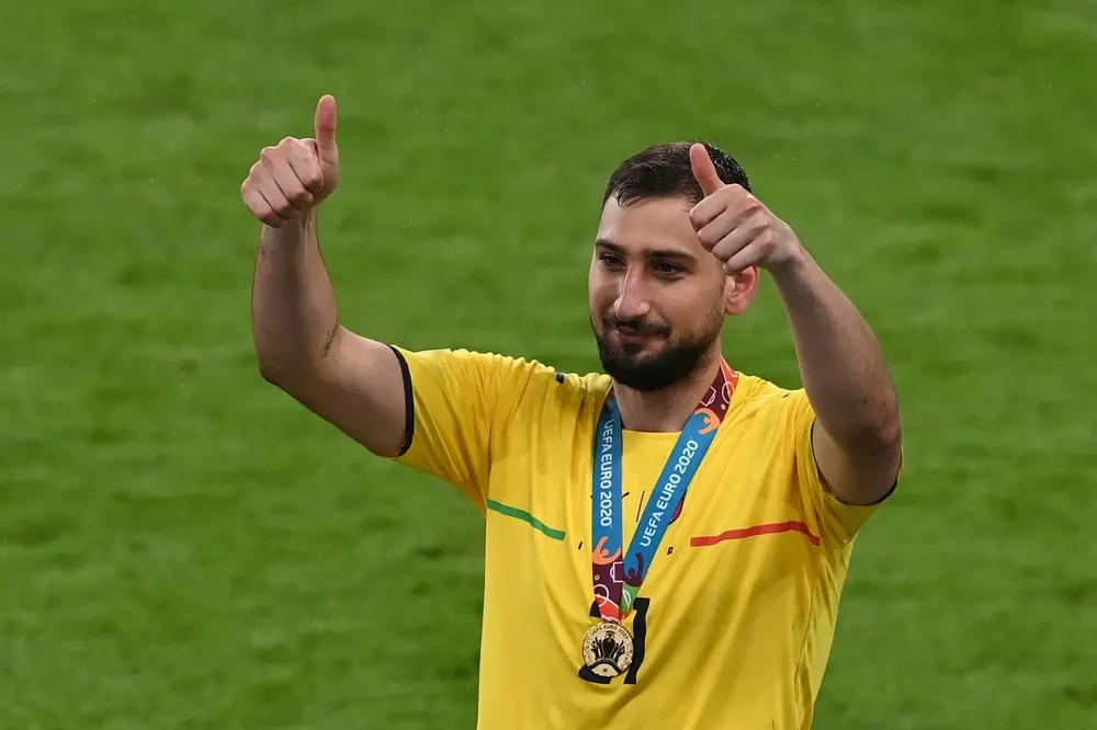 Donnarumma celebra con la medalla de campeón