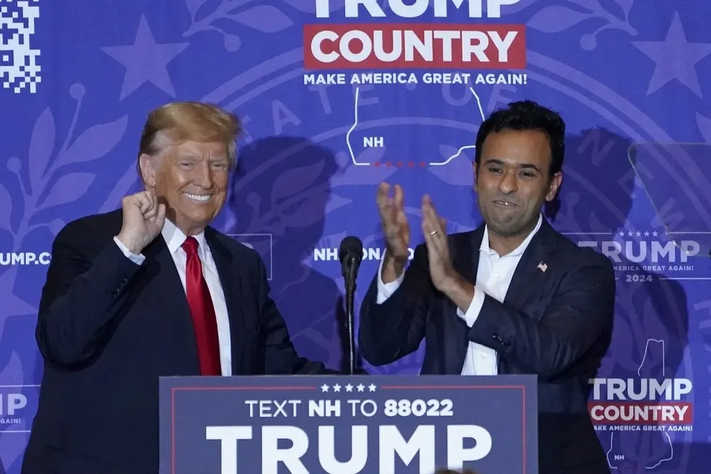 El empresario Vivek Ramaswamy salió cuarto en el caucus de Iowa y se bajó de la carrera a la Casa Blanca. En la foto junto a Donald Trump, ganador de ese primer escalón de las internas republicanas.