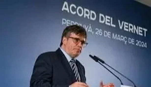 El expresidente de la Generalitat y candidato de Junts a las elecciones catalanas, Carles Puigdemont, durante su comparecencia ante los medios de comunicación, en Les 5 Éléments,