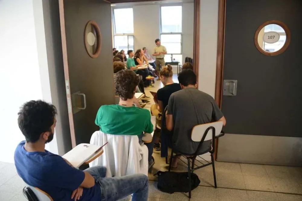 La masividad y la falta de cupos son dos caras de una misma moneda