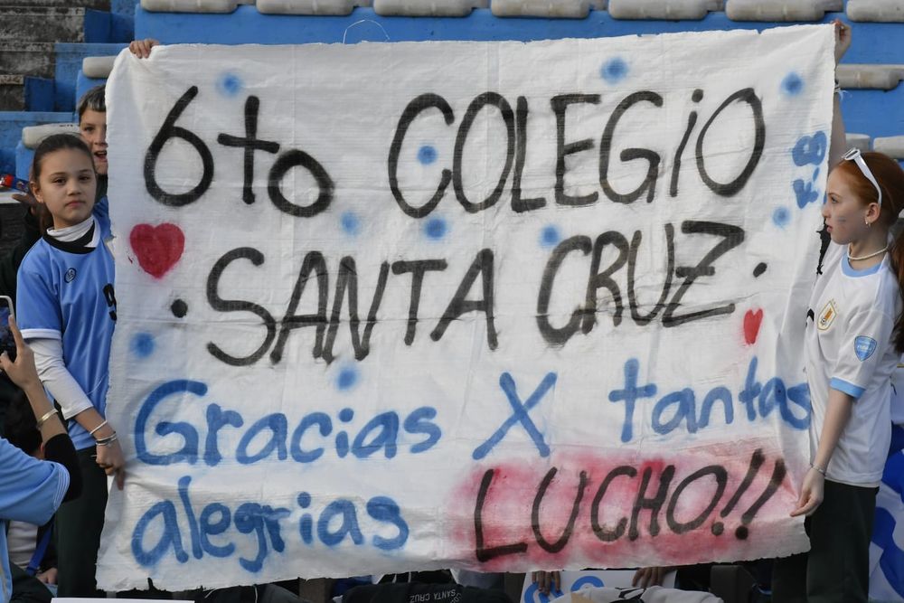 Muchos niños están en el Estadio Centenario para ver la despedida de Luis Suárez